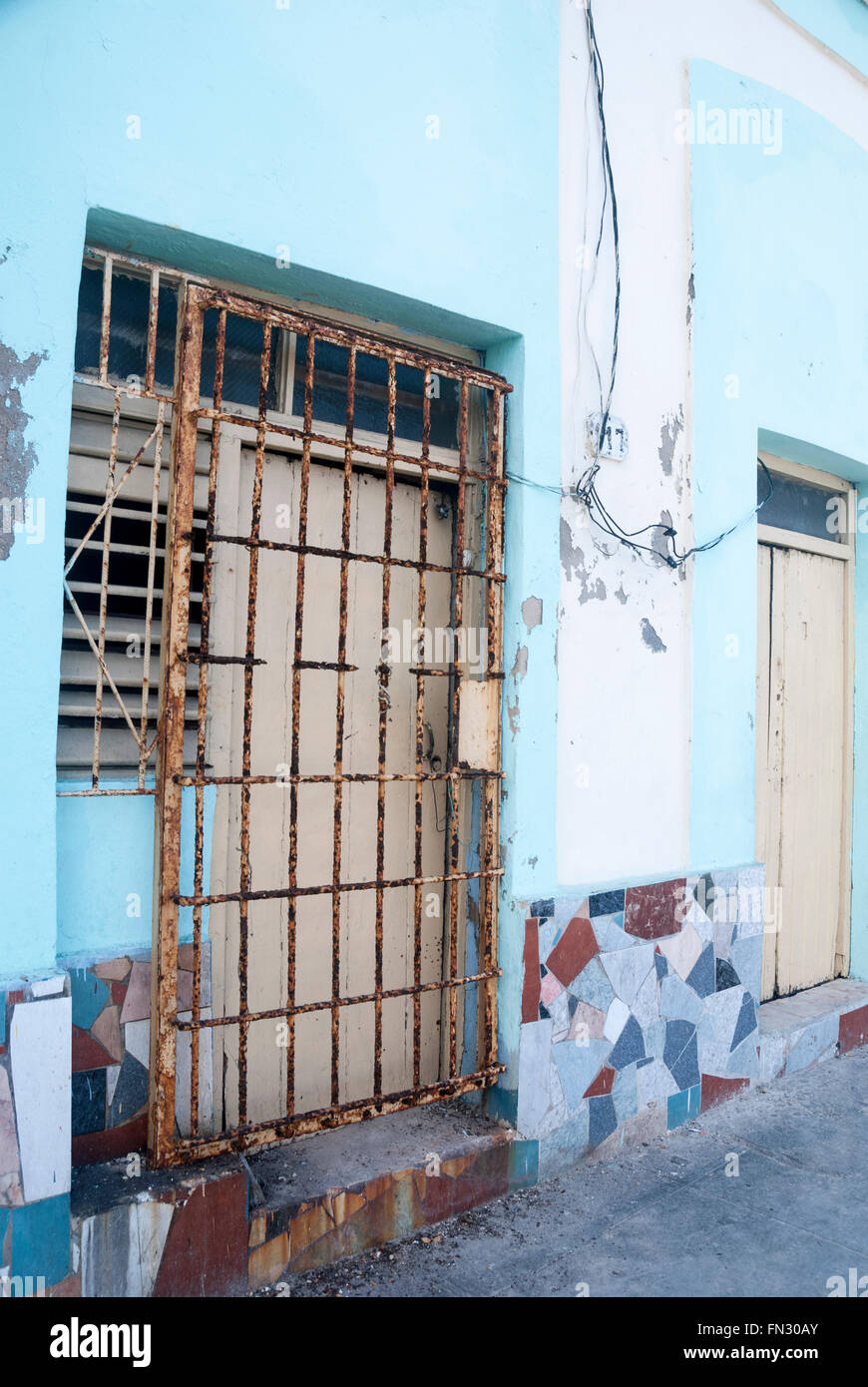 Un metallo cancello di sicurezza nella parte anteriore di un appartamento nella Città dell Avana Cuba Foto Stock