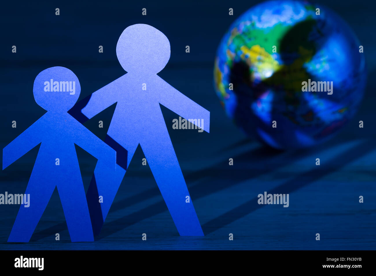 La giornata della terra concetto con la carta famiglia e globo in equinox Foto Stock