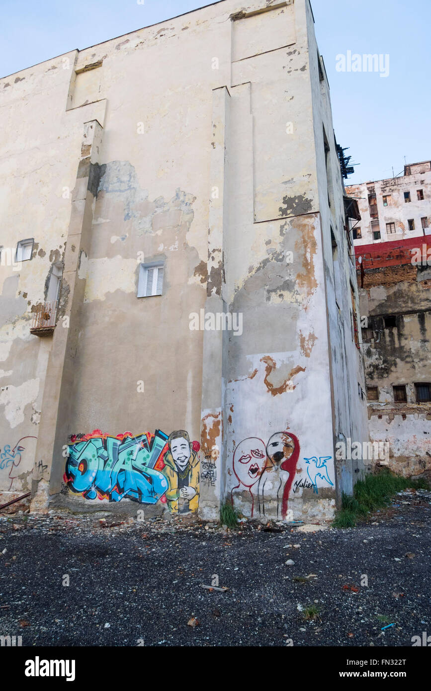 Un angolo vuoto molto dai resti di un edificio demolito con una parete di grafitti sul Malecon nel centro di Avana Cuba Foto Stock
