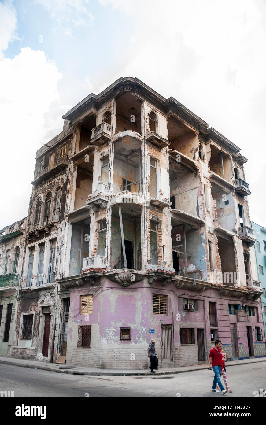 Un ex edificio di appartamenti che è stata sventrata in preparazione per i lavori di demolizione nei pressi di San Lazaro, Altos nel centro di Havana Cuba . Foto Stock