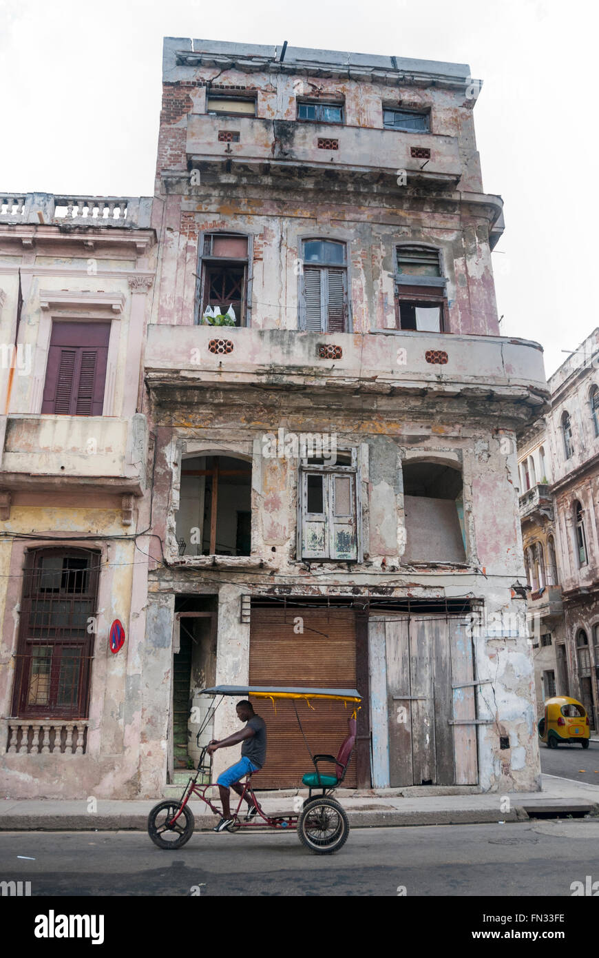 Un edificio di appartamenti nel centro di Havana a Cuba è stata sventrata e abbandonata. Foto Stock