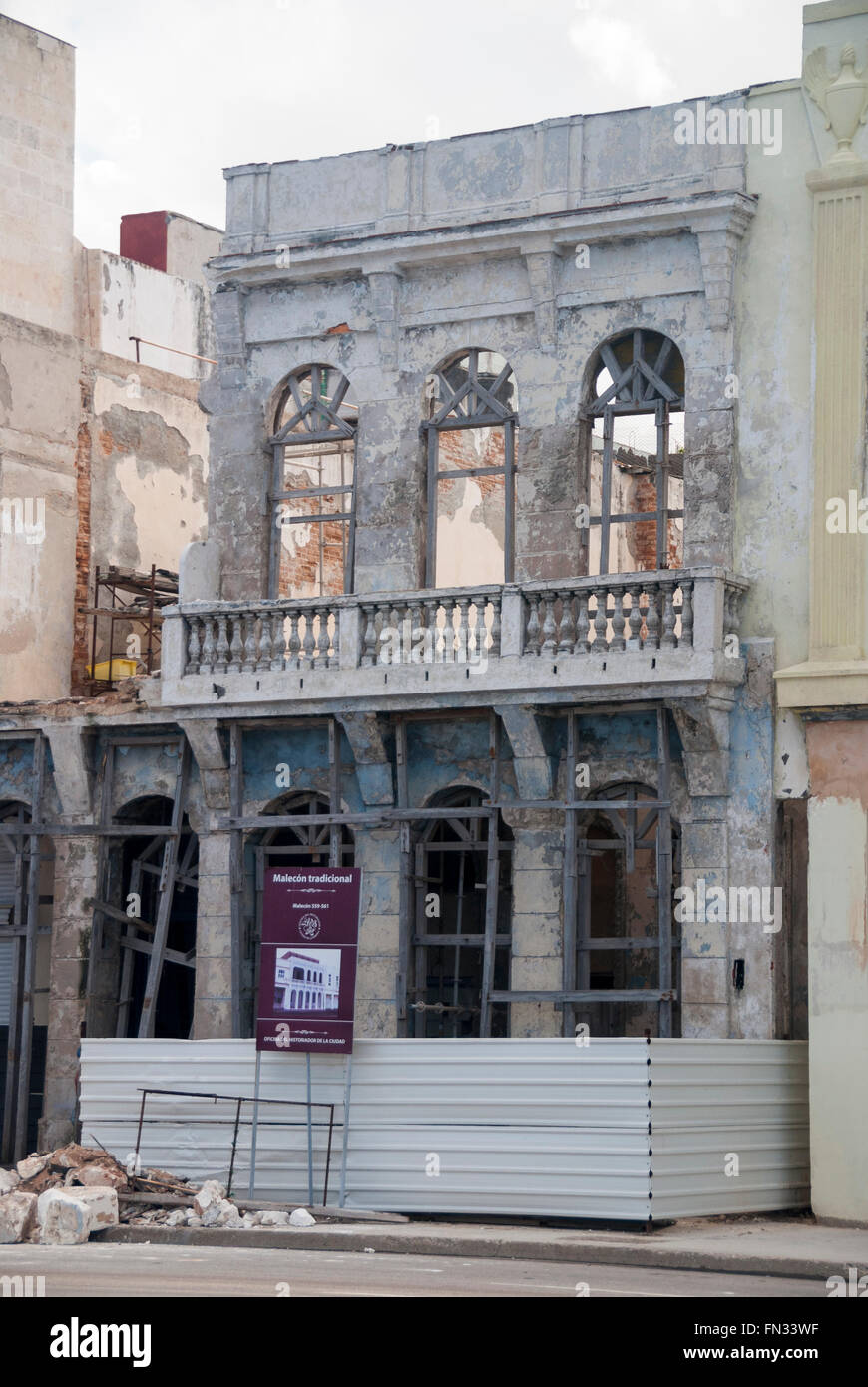 Costruttori di ripristinare il guscio di uno degli storici edifici coloniali spagnoli in stato di abbandono sul Malecon in Havana Cuba Foto Stock