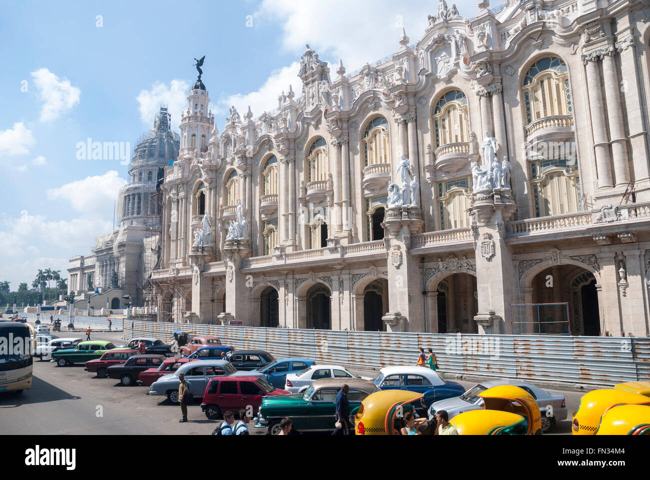 Carattere distintivo coco taxi e auto d'epoca attendere per attività turistica sul Paseo del Prado nel centro di Avana Cuba Foto Stock
