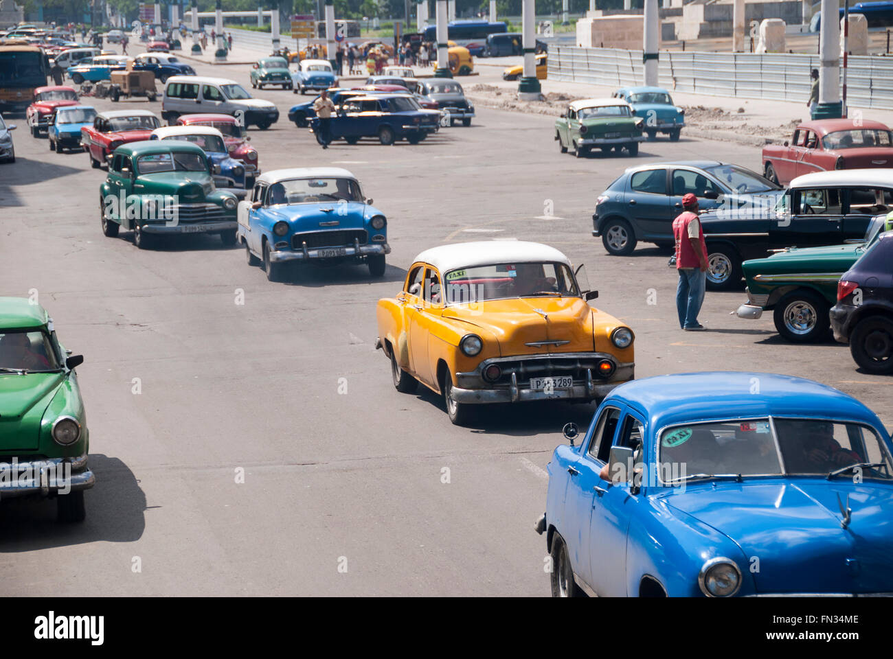 Vintage Automobili americane degli anni cinquanta costituiscono la maggior parte del traffico sul Paseo del Prado in Havana Cuba Foto Stock