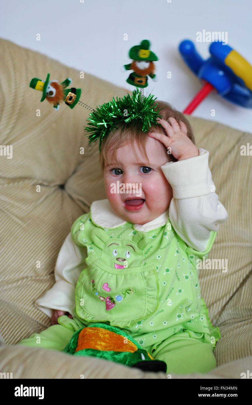 Il giorno di San Patrizio bambina bambino con il suo leprechaun cerchietto  per capelli Foto stock - Alamy