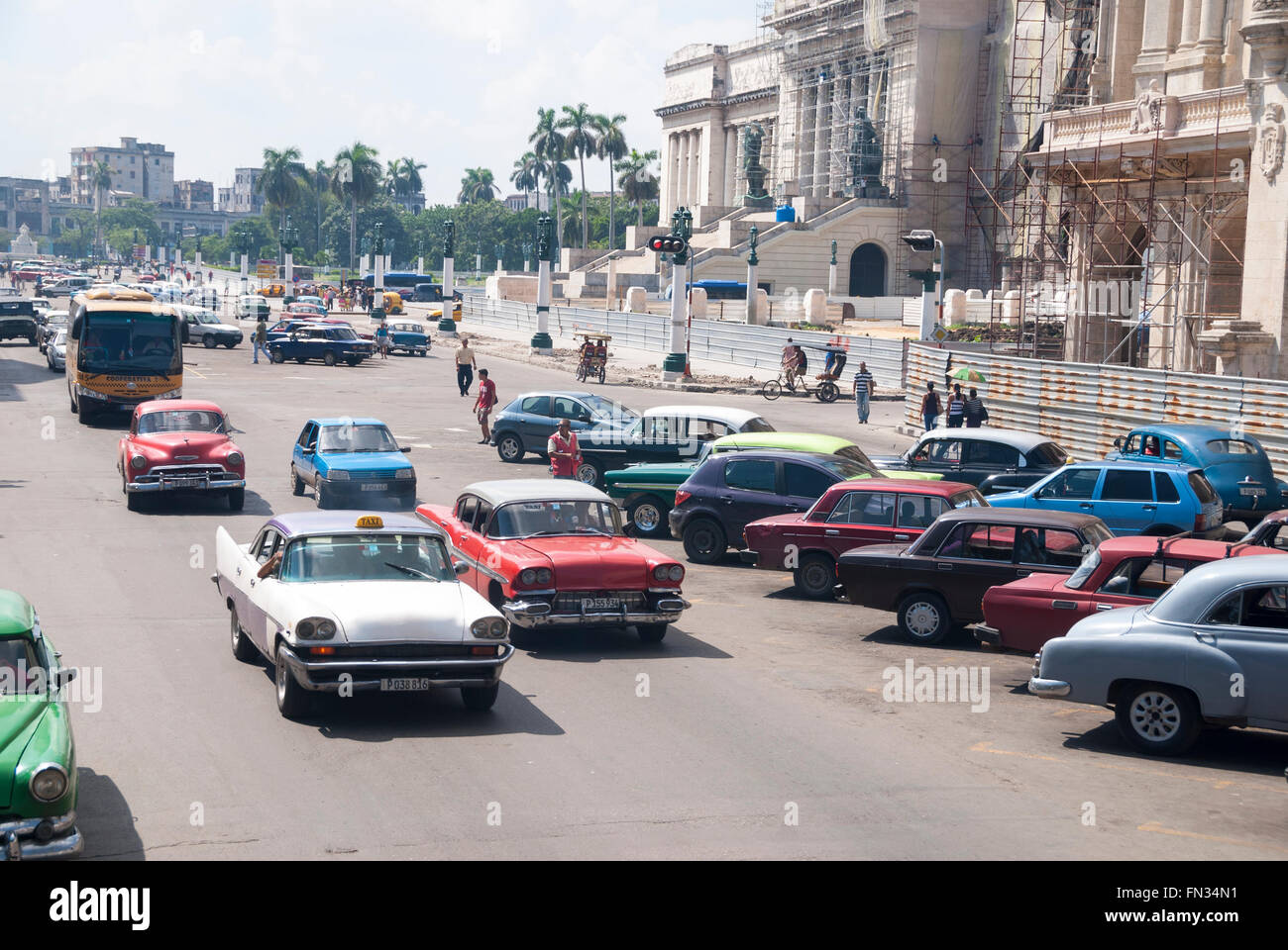 Vintage Automobili americane degli anni cinquanta costituiscono la maggior parte del traffico sul Paseo del Prado in Havana Cuba Foto Stock