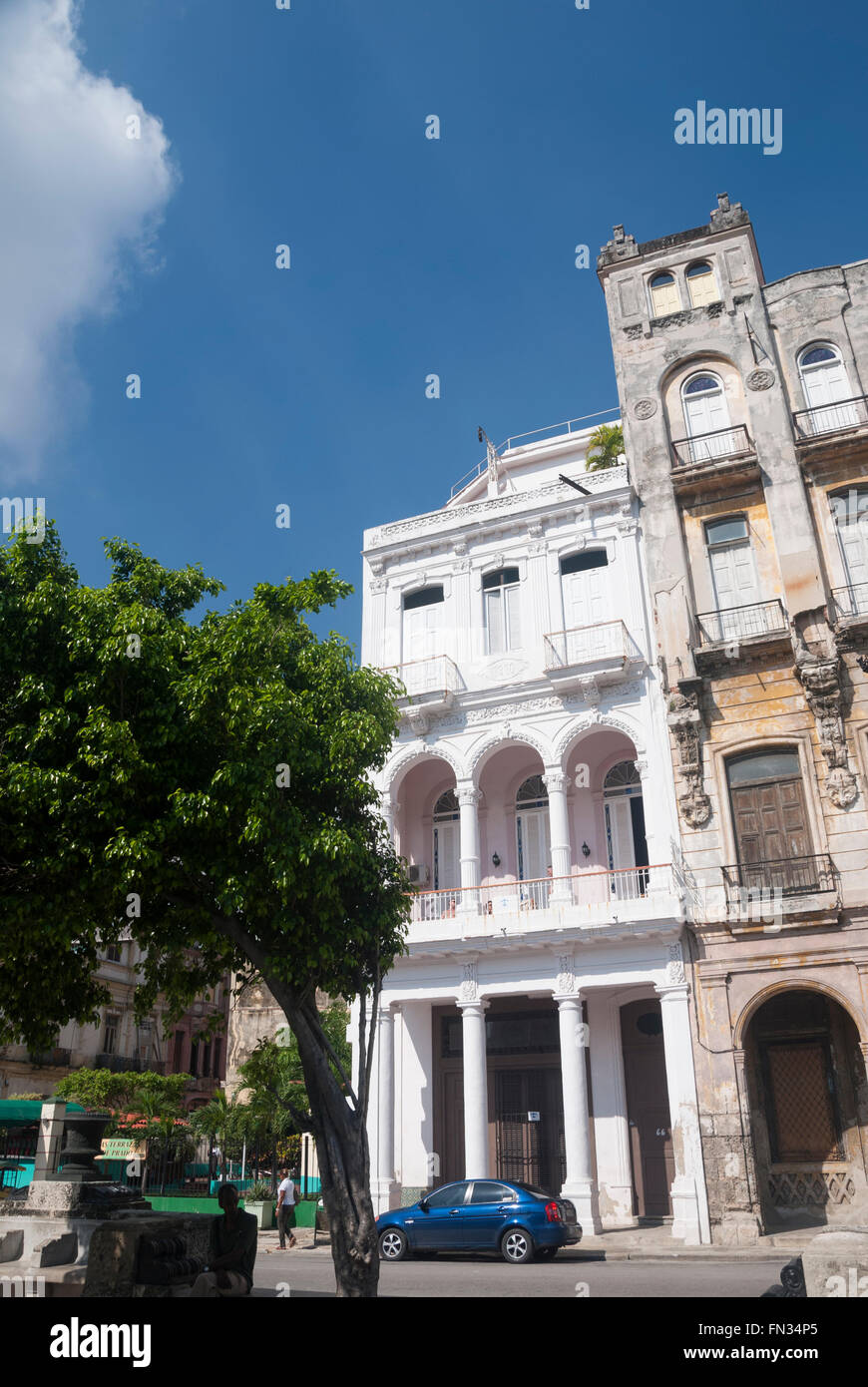 Uno dei molti coloniale spagnolo edifici ispirati sul Paseo del Prado nel centro di Havana Cuba Foto Stock