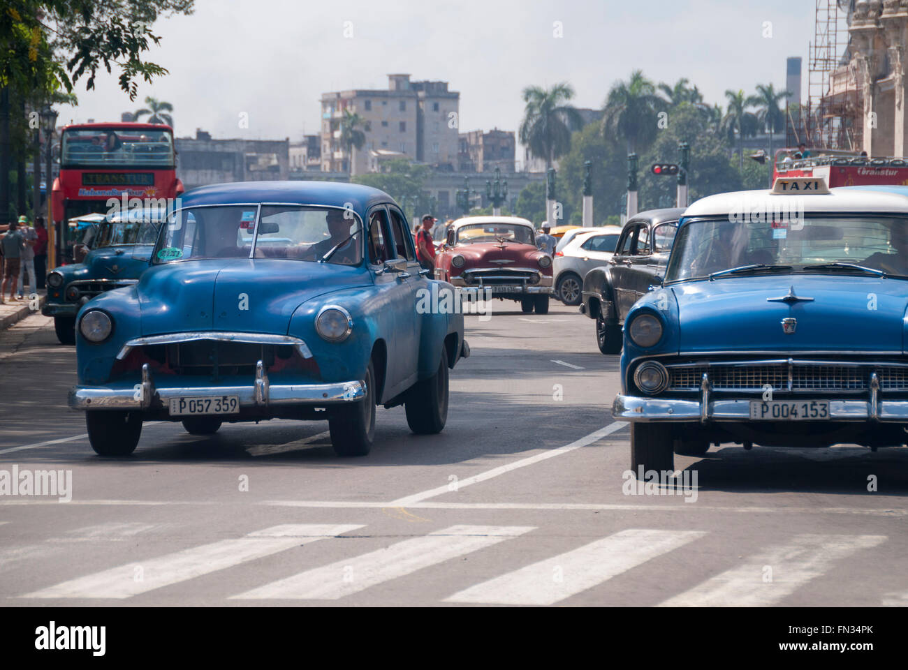 Vintage Automobili americane degli anni cinquanta costituiscono la maggior parte del traffico sul Paseo del Prado in Havana Cuba Foto Stock
