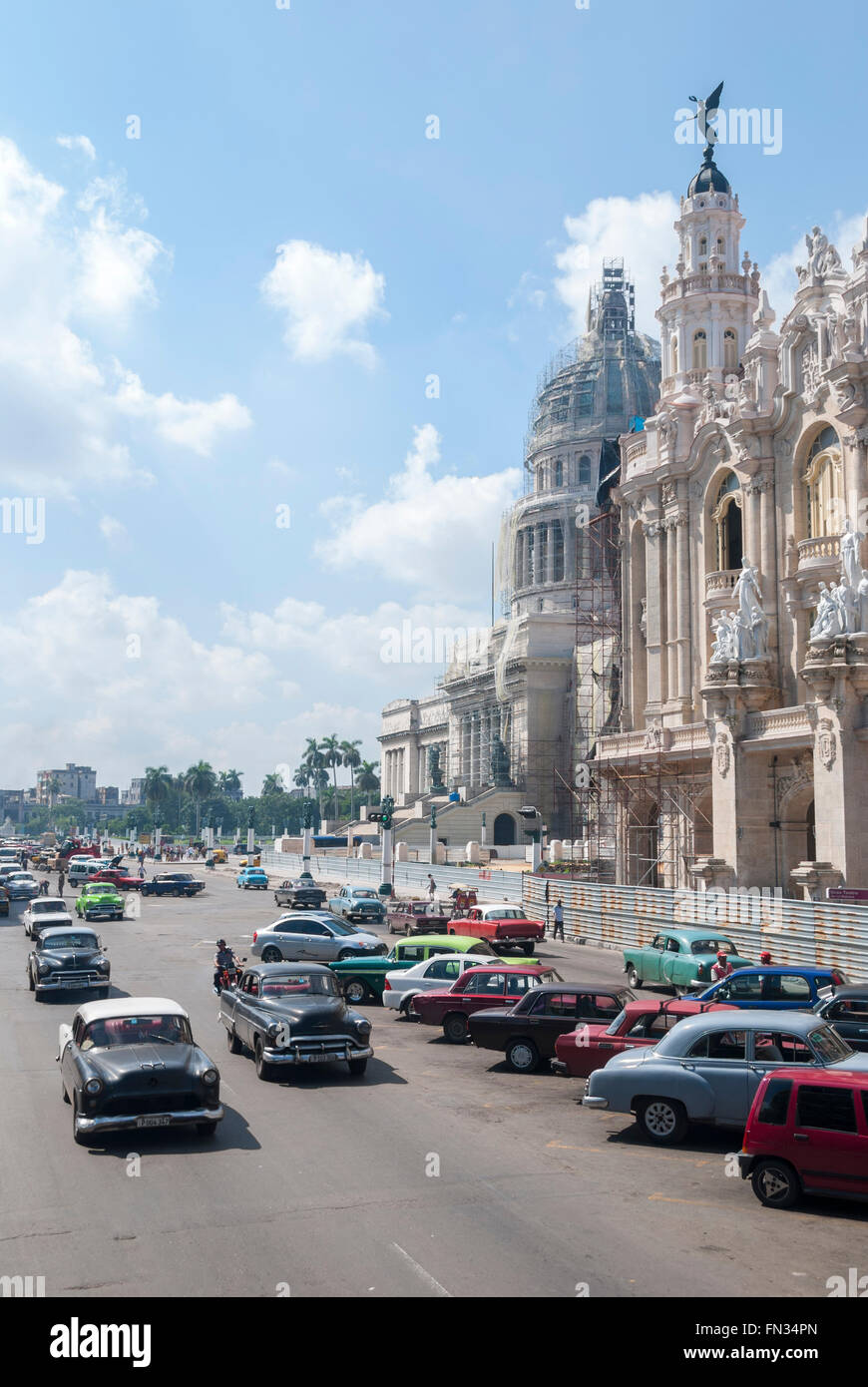 Vintage Automobili americane degli anni cinquanta costituiscono la maggior parte del traffico sul Paseo del Prado in Havana Cuba Foto Stock