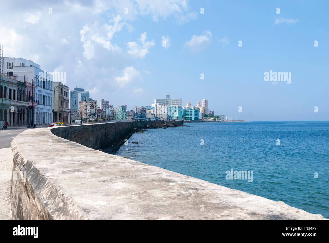 Il Seawall lungo il Malecon un viale principale e un noto luogo di ritrovo in havana cuba Foto Stock