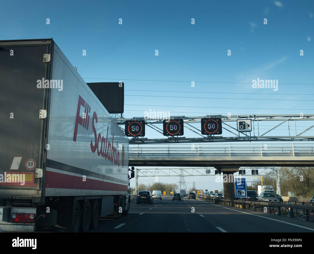 Velocità variabile segni sulla autostrada M1 appena fuori Londra Foto Stock