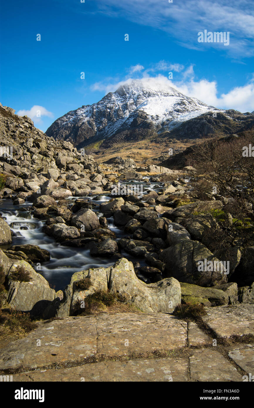 Tryfan da Pont Pen y Benglog a Ogwen e Nant Ffrancon passano in Gwynedd, il Galles del Nord. Foto Stock