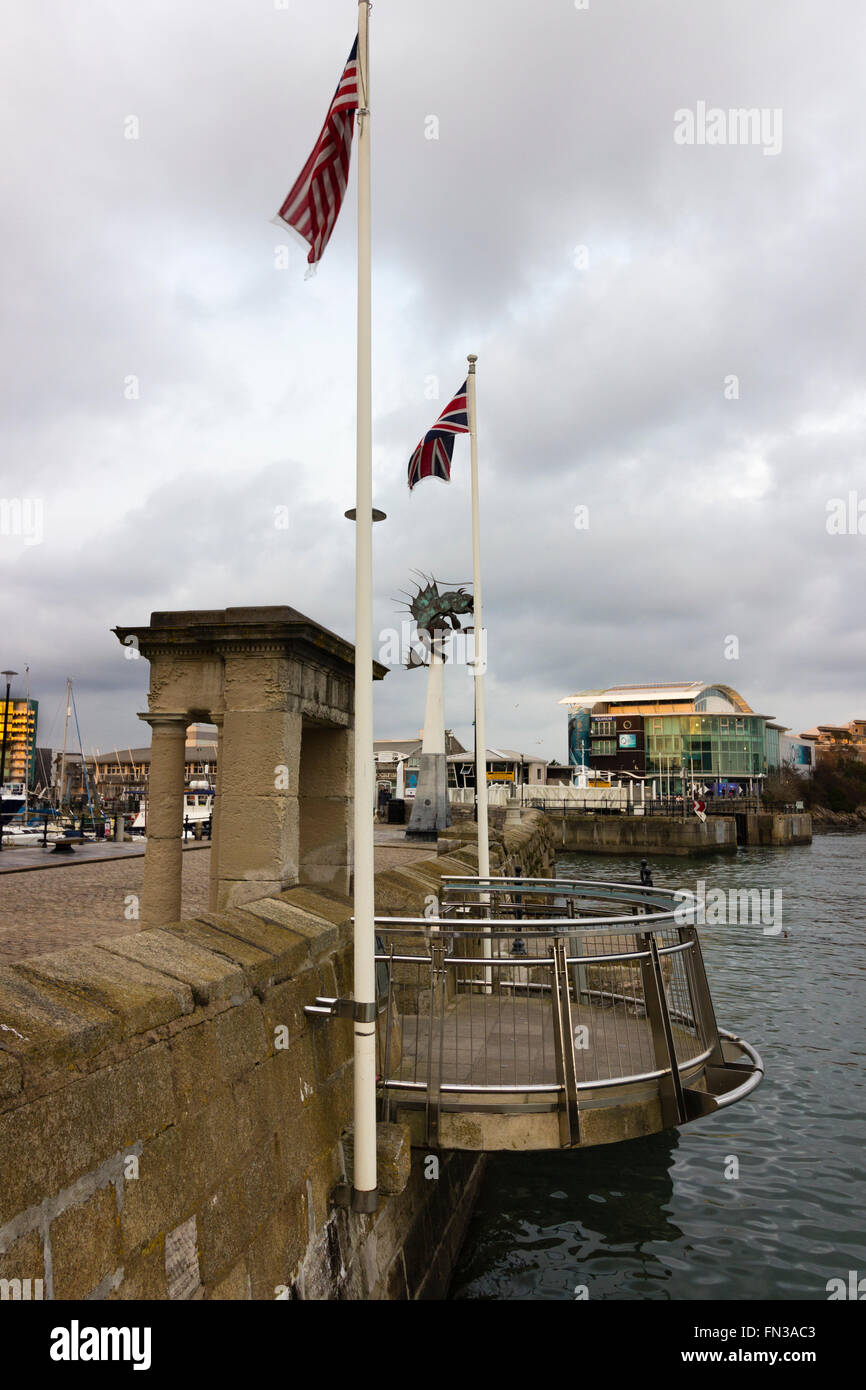 Vista del Mayflower memorial e balcone su Sutton Harbour, Plymouth, UK. National Marine Aquarium in background Foto Stock