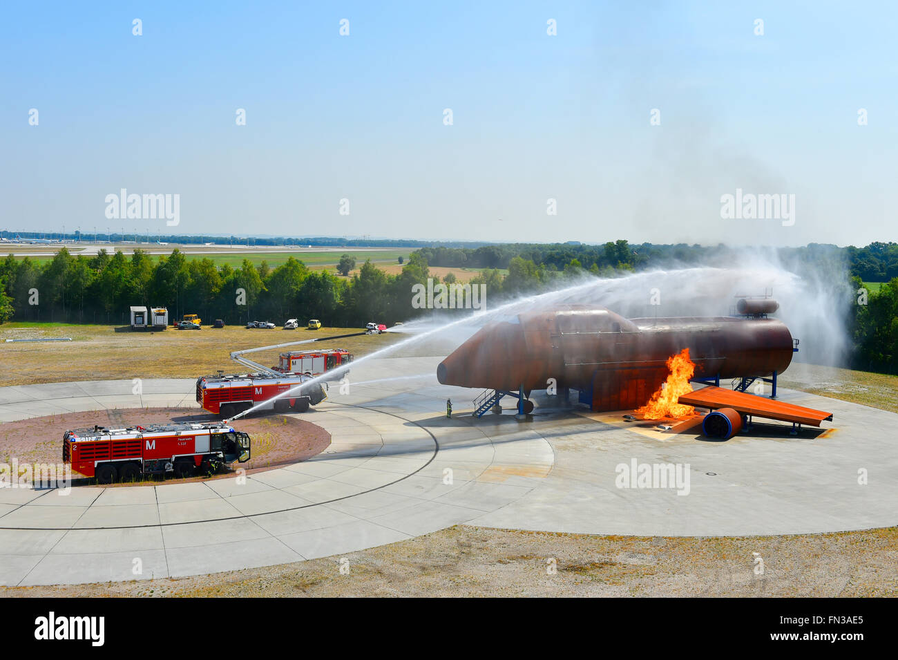 Pompiere, uomo, pompiere veicolo, carrello, centro di formazione, aereo, aeroporto di spegnere un incendio, eliminare, fuoco, fumo e acqua, Foto Stock
