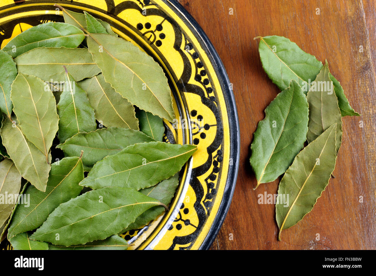 Tutta la baia di secchi o di baia di foglie di alloro utilizzato in cucina per insaporire le pietanze. Foto Stock