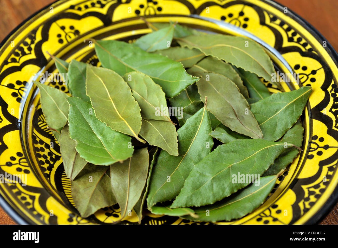 Tutta la baia di secchi o di baia di foglie di alloro utilizzato in cucina per insaporire le pietanze. Foto Stock