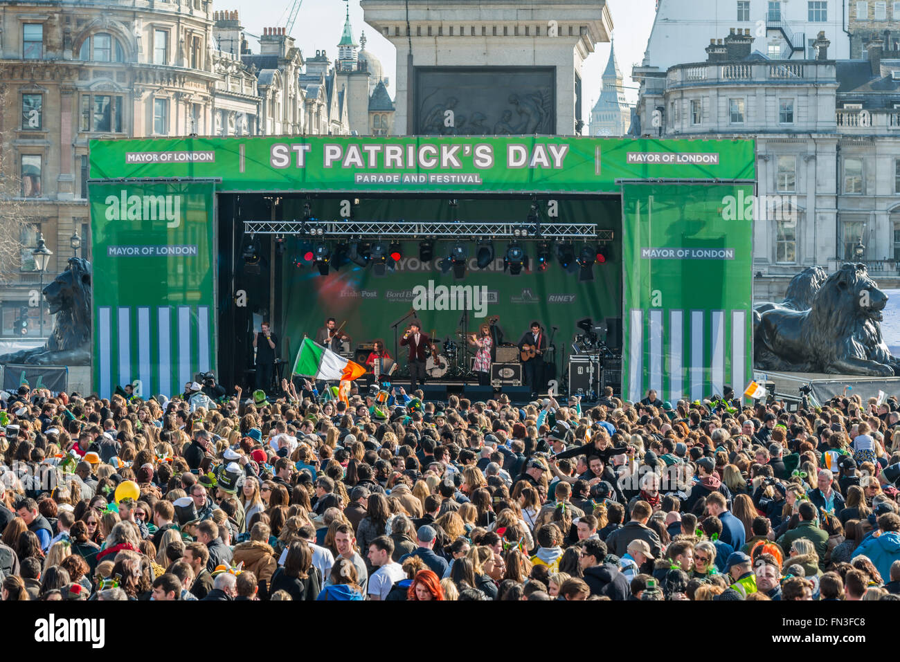 London, Regno Unito - 13 Marzo 2016: il giorno di San Patrizio parata e la festa a Trafalgar Square. Una folla di persone Foto Stock