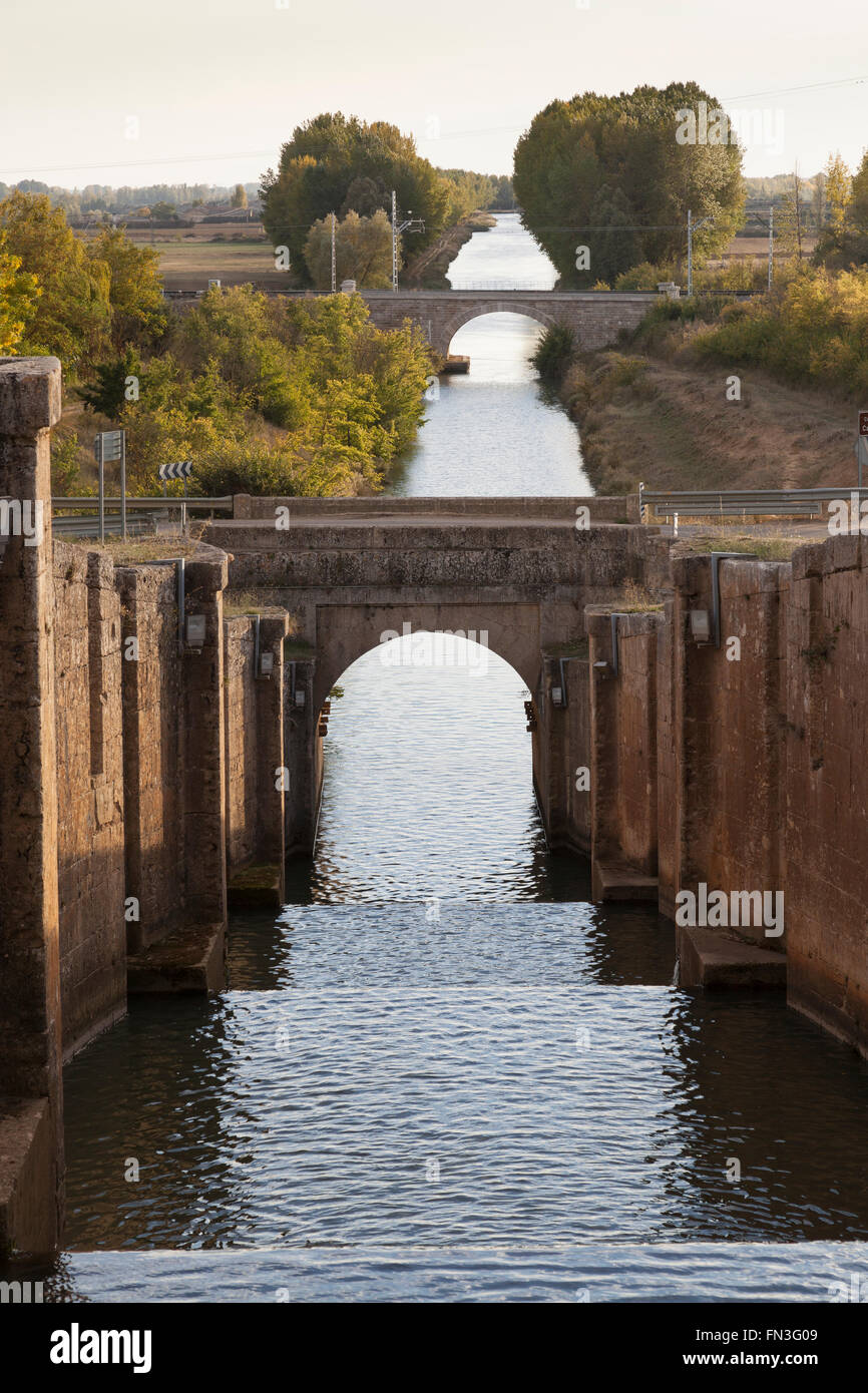 Frómista, Spagna: blocca il Canal de Castilla come esso passa attraverso il villaggio di Frómista. Foto Stock