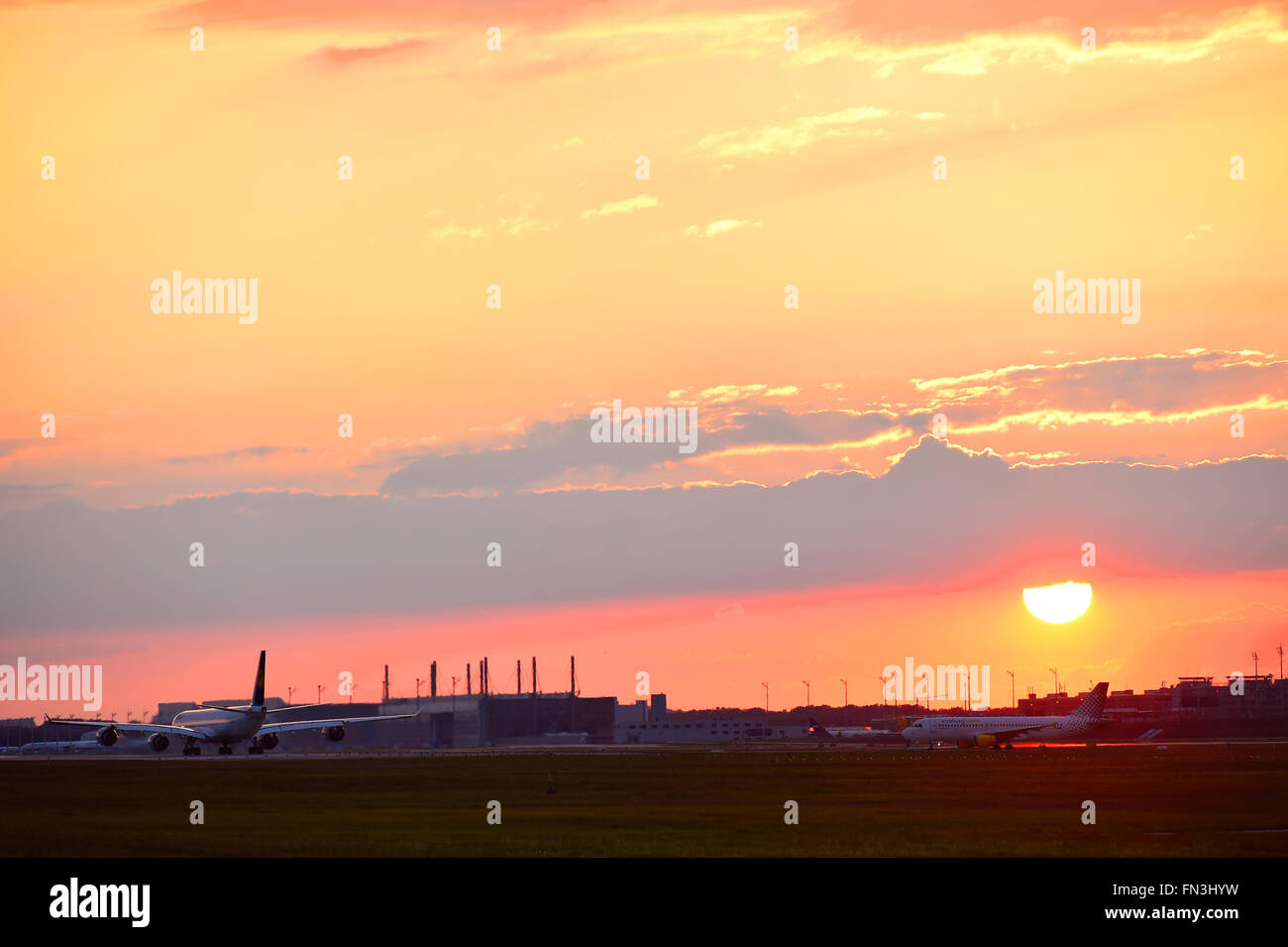 Sunset, sunrise, hangar, sole, cielo rosso, aeromobili, roll out, hangar, Aeroporto di Monaco di Baviera, MUC, EDDM, Aeroporto di Monaco di Baviera, Erding, Freising, Foto Stock