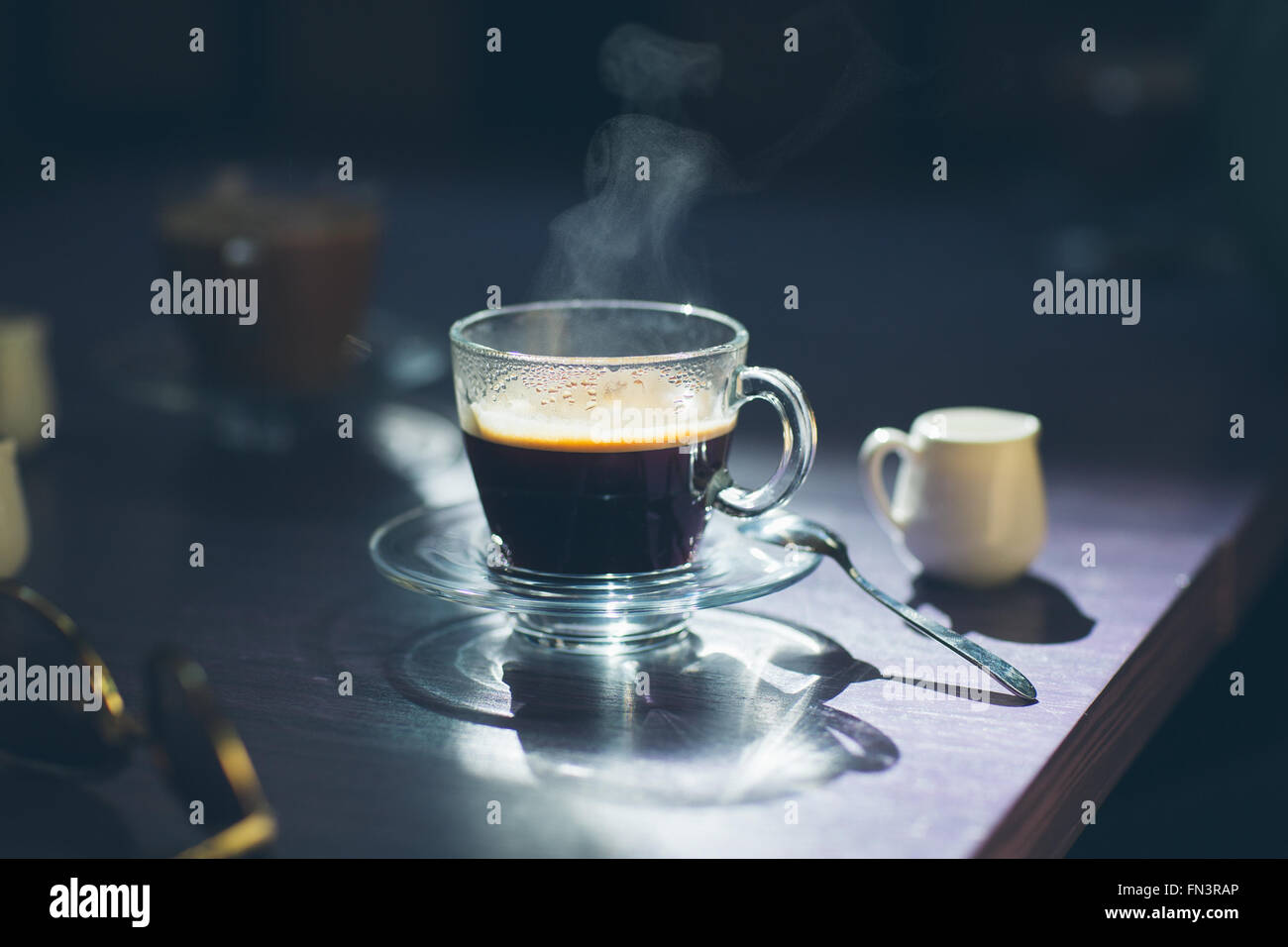 Tazza di caffè caldo sul tavolo Foto Stock