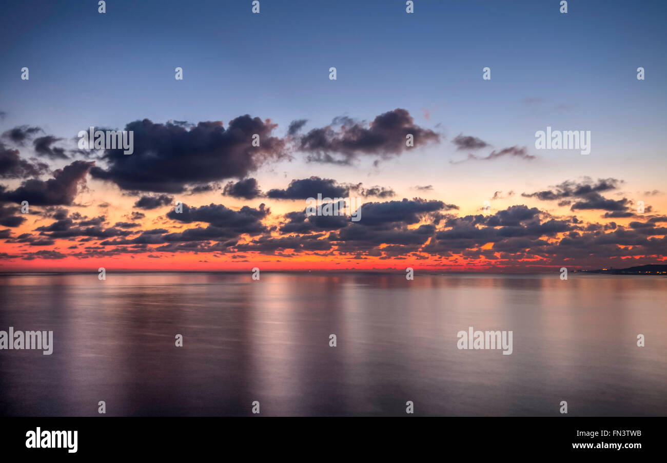 Bellissimo Mare, nuvole, Terra e Sunrise. Malta, l'Europa. Esposizione lunga Foto Stock