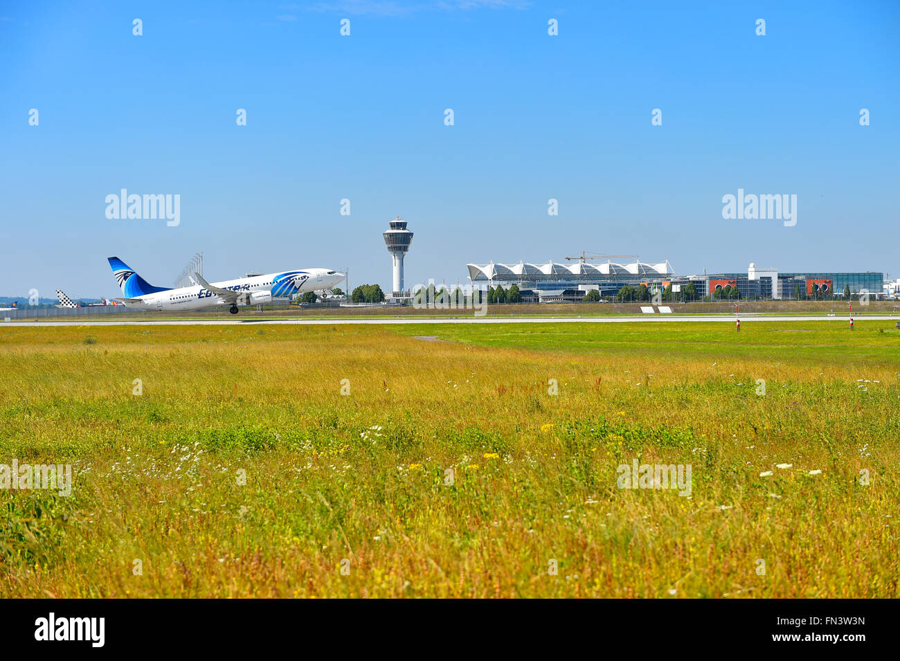 Egypt Air, compagnie aeree, Boeing, B 737 - 800, B737, prendere di decollare, aereo, aeroporto, panoramica, panorama, visualizzare, aeromobili, Foto Stock