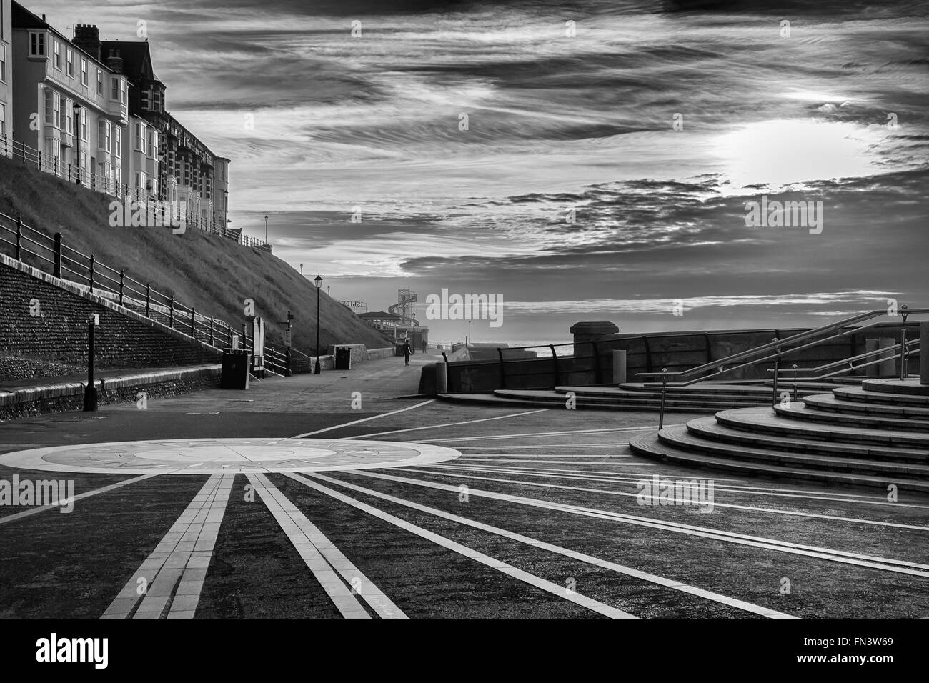 Cromer promenade al tramonto in bianco e nero Foto Stock