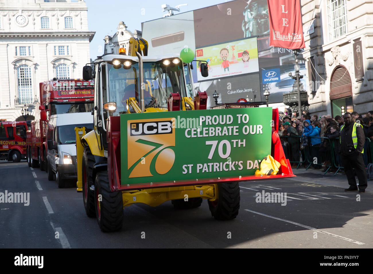 Londra, UK, 13 Marzo 2016,A JCB assiste della Londra il giorno di San Patrizio Parade, uno dei più grandi del mondo Credito: Keith Larby/Alamy Live News Foto Stock