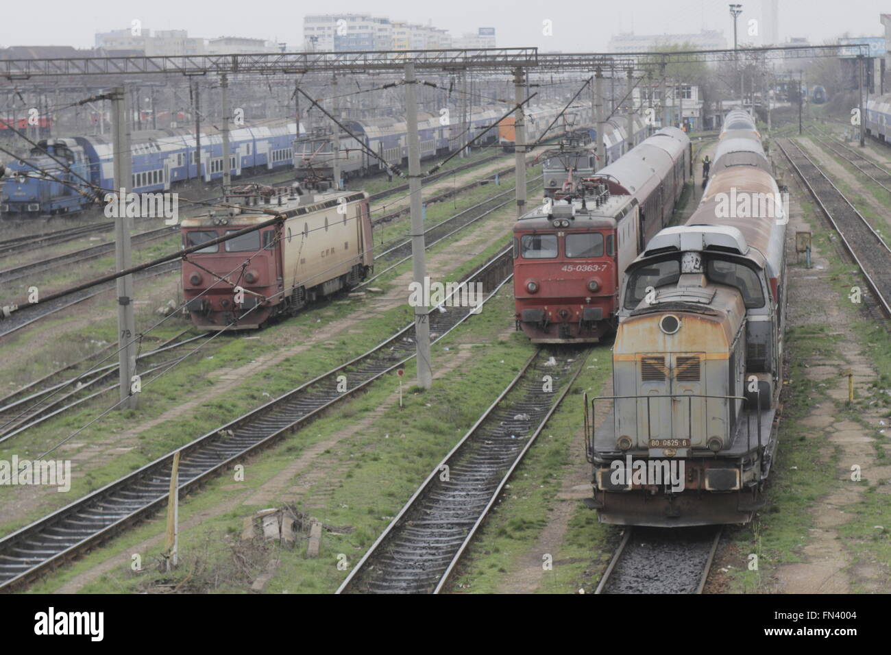 Bucarest, Romania, 13 marzo 2016: treni passeggeri sono visto l'interruttore cantiere di Gara de Nord stazione ferroviaria principale. Foto Stock
