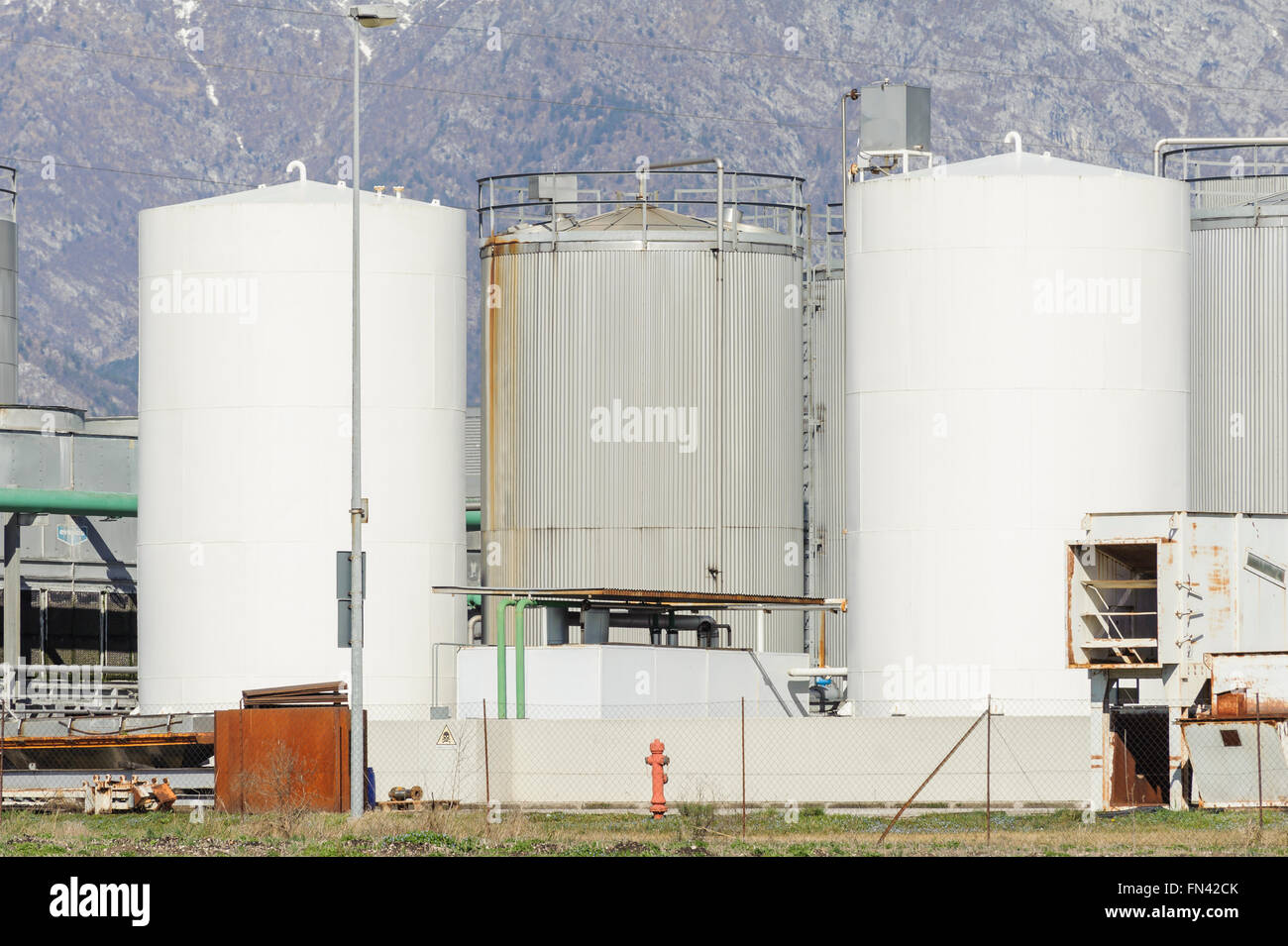 Silos industriali per impianto chimico di fabbrica Foto Stock