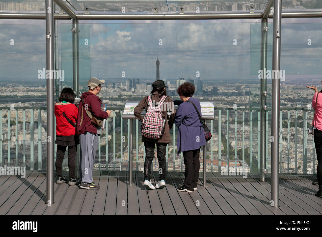 Turisti in cerca su Parigi, Francia dalla Tour Montparnasse piattaforma di osservazione. Foto Stock