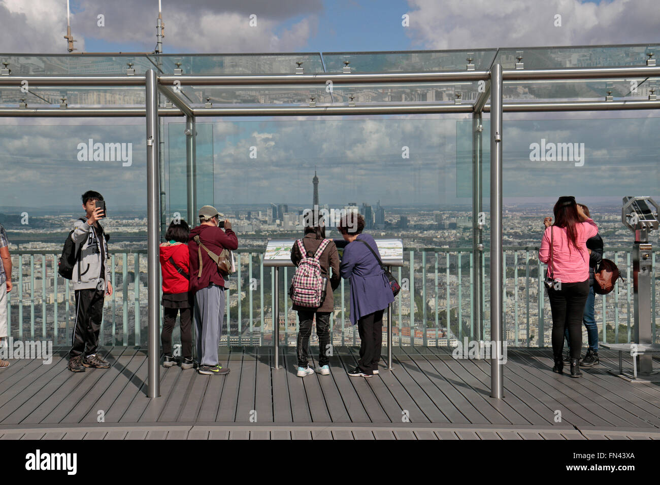 Turisti in cerca su Parigi, Francia dalla Tour Montparnasse piattaforma di osservazione. Foto Stock