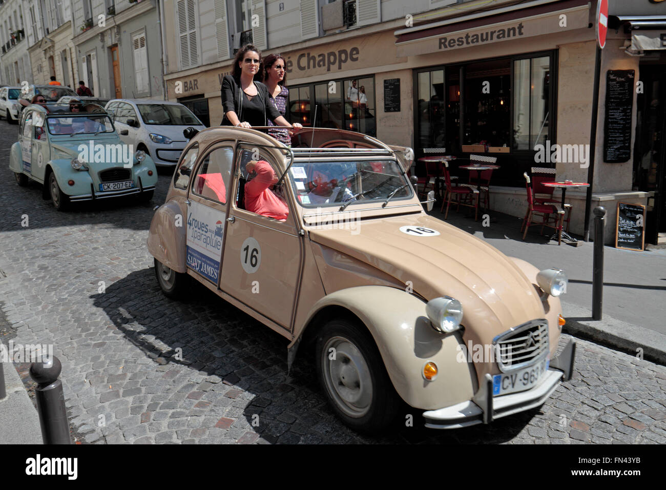 Un 2CV auto a noleggio (da 4roues sous 1parapluie) touring Montmartre a Parigi, Francia. Foto Stock