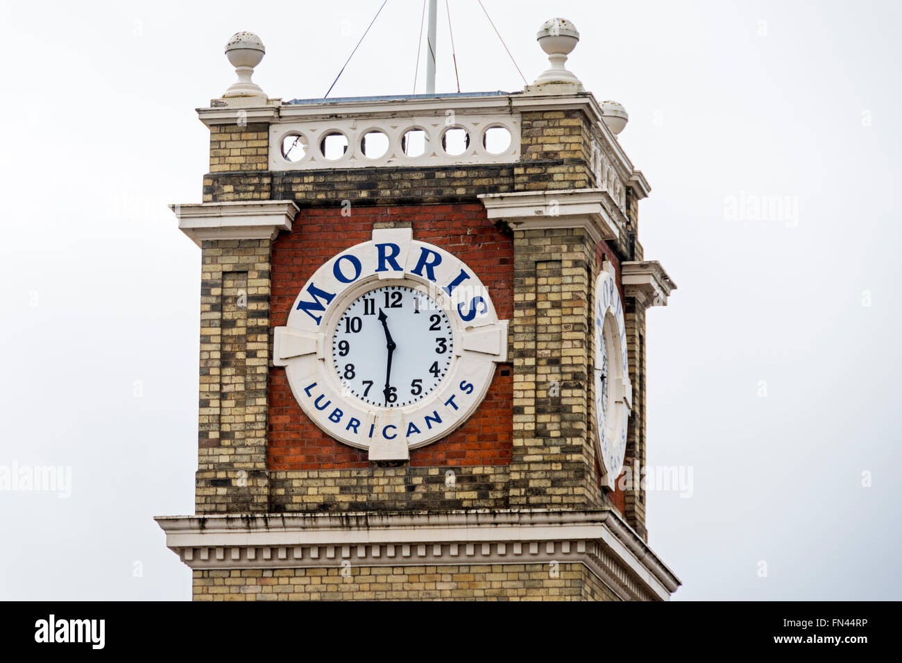 La torre dell orologio sul Morris lubrificanti fabbrica (1876), il castello  di Foregate, Shrewsbury, Shropshire, Inghilterra, Regno Unito Foto stock -  Alamy
