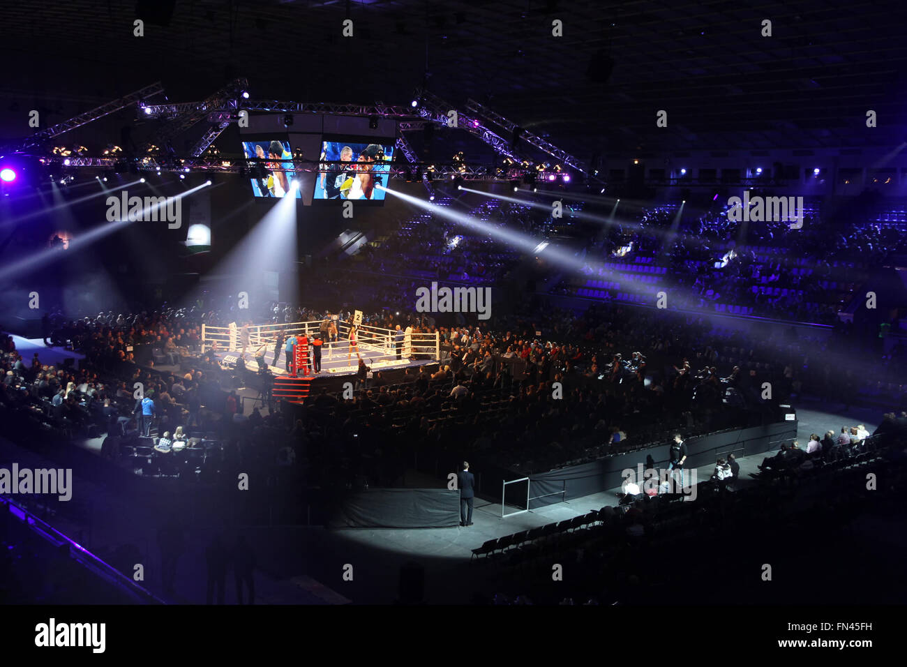 Kiev, Ucraina - 13 dicembre 2014: vista panoramica degli interni del Palazzo dello Sport di Kiev durante "Serata di boxe' Foto Stock