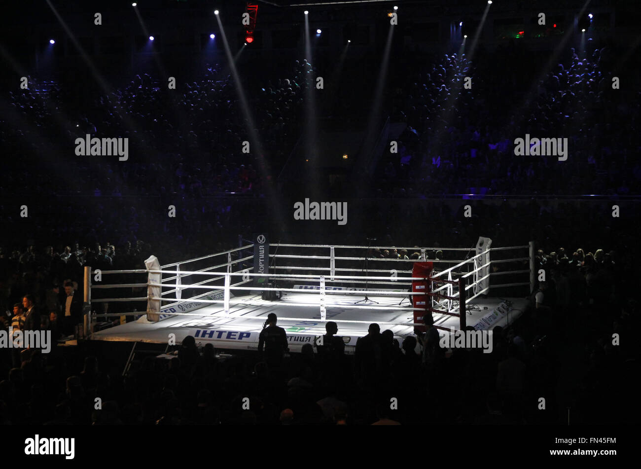 Kiev, Ucraina - 13 dicembre 2014: Pugilato ring nel Palazzo dello Sport di Kiev durante "Serata di boxe' Foto Stock