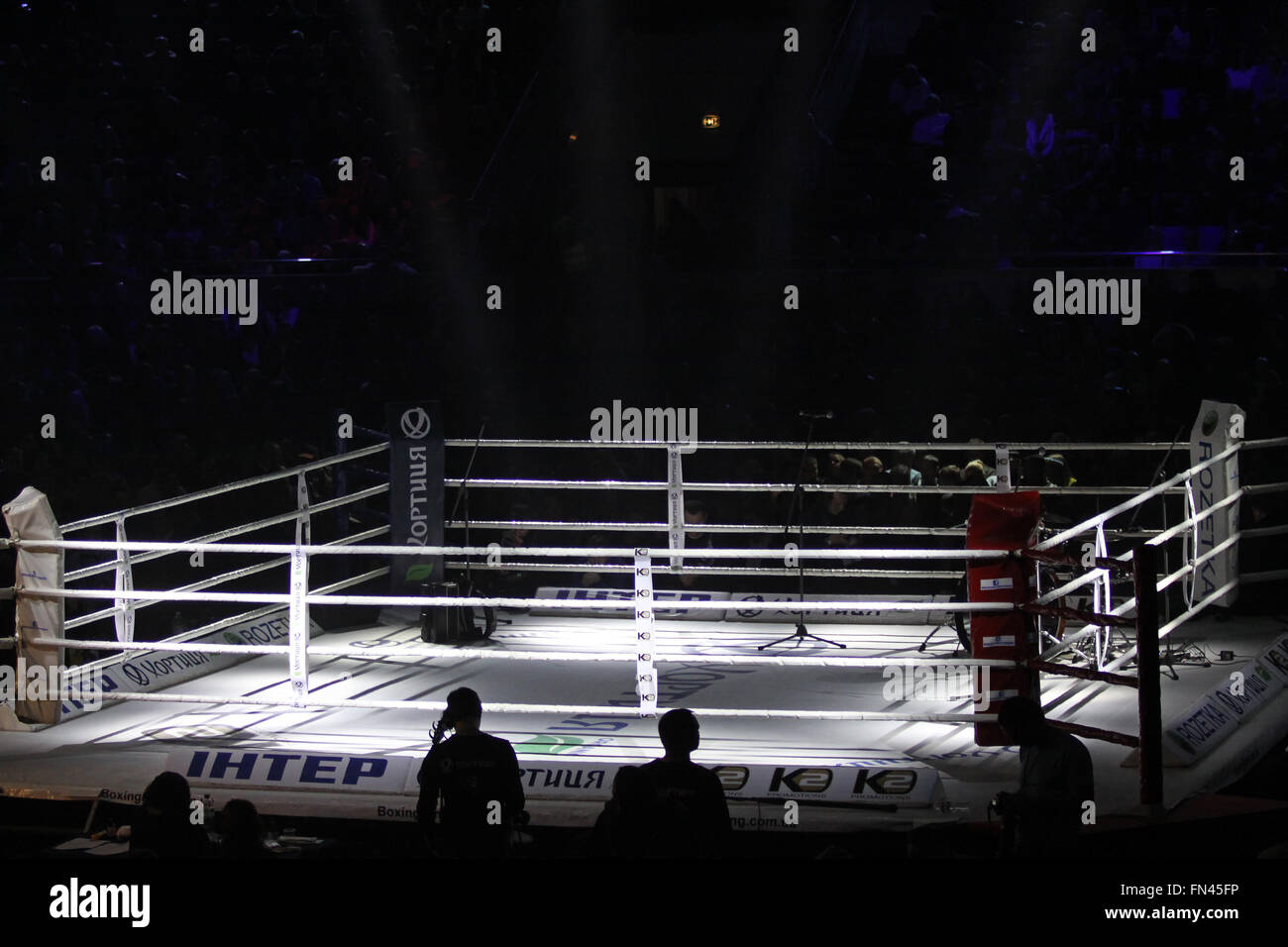 Kiev, Ucraina - 13 dicembre 2014: Close-up pugilato ring nel Palazzo dello Sport di Kiev durante "Serata di boxe' Foto Stock