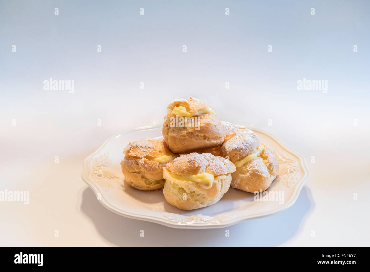 In casa bignè su una piastra bianca. Foto Stock