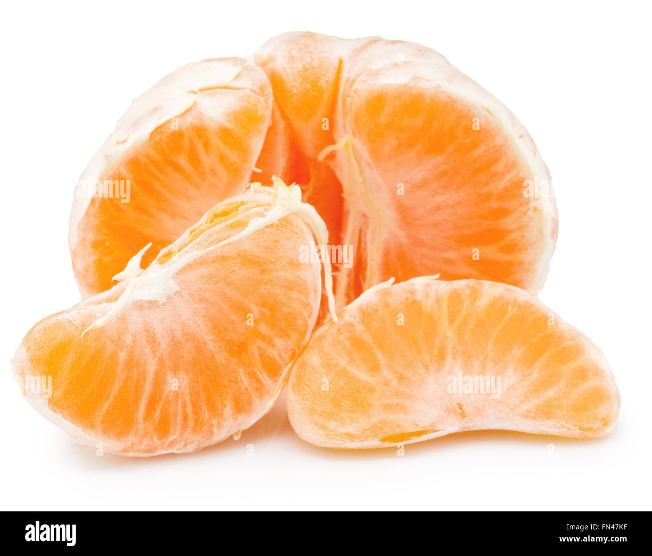 Fette di mandarino isolato su uno sfondo bianco. Foto Stock