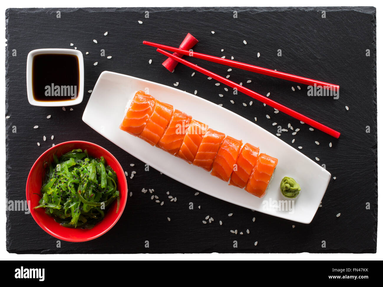 Il sushi e verde insalata di alghe marine su una tavola di ardesia. Foto Stock