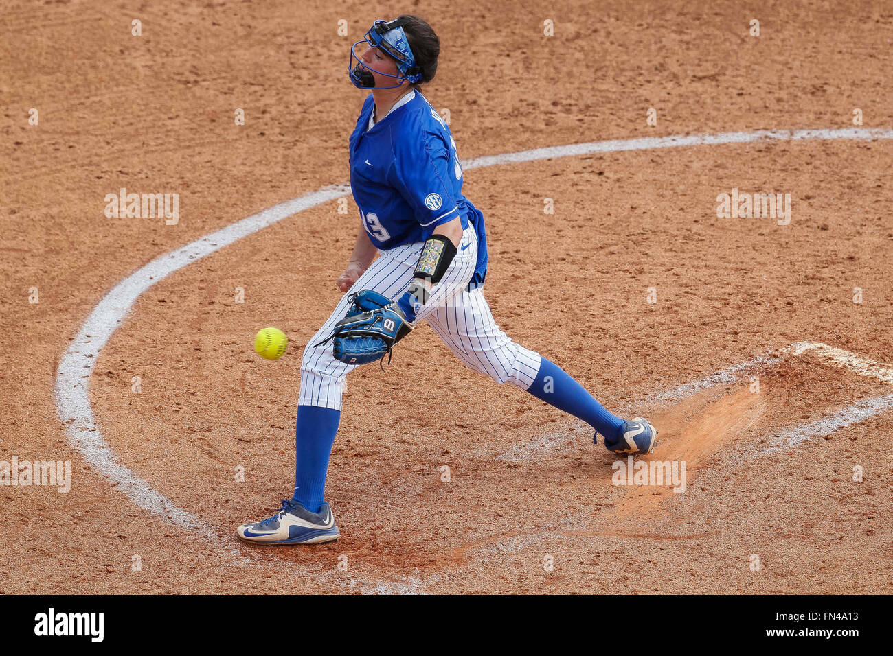 La Columbia, SC, Stati Uniti d'America. 13 Mar, 2016. Kelsey Nunley (33) del Kentucky Wildcats inizia nel NCAA Softball match-up tra il Kentucky Wildcats e il South Carolina Gamecocks al campo di Beckham in Columbia, SC. Scott Kinser/CSM/Alamy Live News Foto Stock