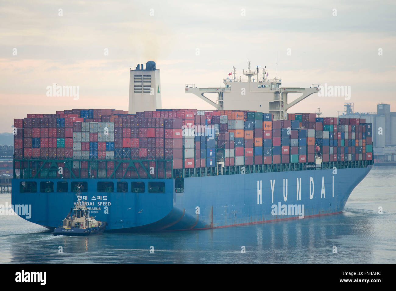 Un grande contenitore di spedizione lascia il porto di Southampton legato per la Cina piena di contenitori di spedizione di importazione ed esportazione Foto Stock