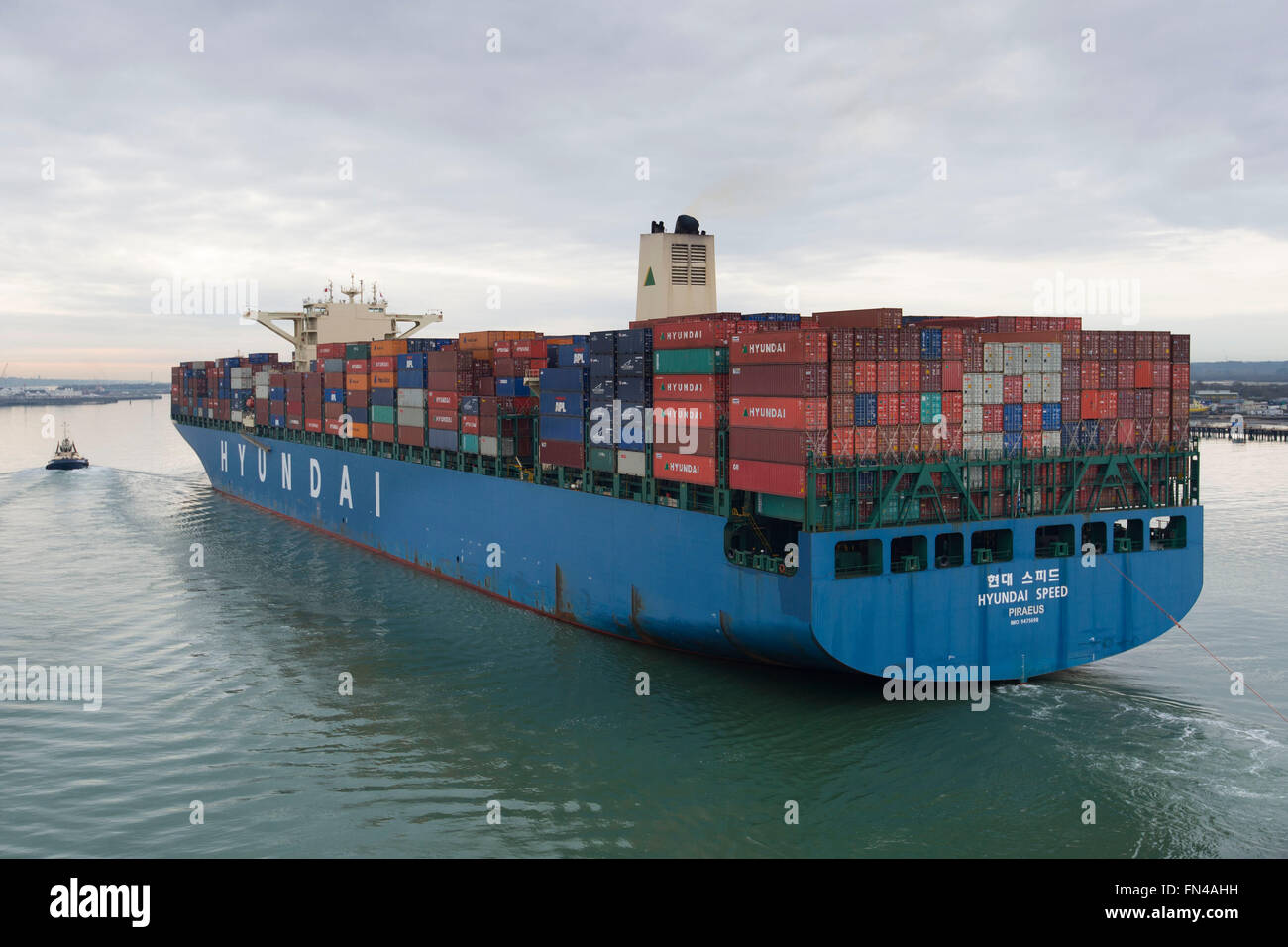 Un grande contenitore di spedizione lascia il porto di Southampton legato per la Cina piena di contenitori di spedizione di importazione ed esportazione Foto Stock