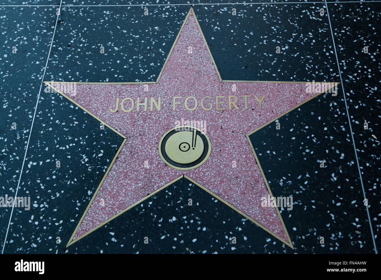 HOLLYWOOD, CALIFORNIA - 8 Febbraio 2015: John Fogerty's Hollywood Walk of Fame star on Febbraio 8, 2015 a Hollywood, CA. Foto Stock