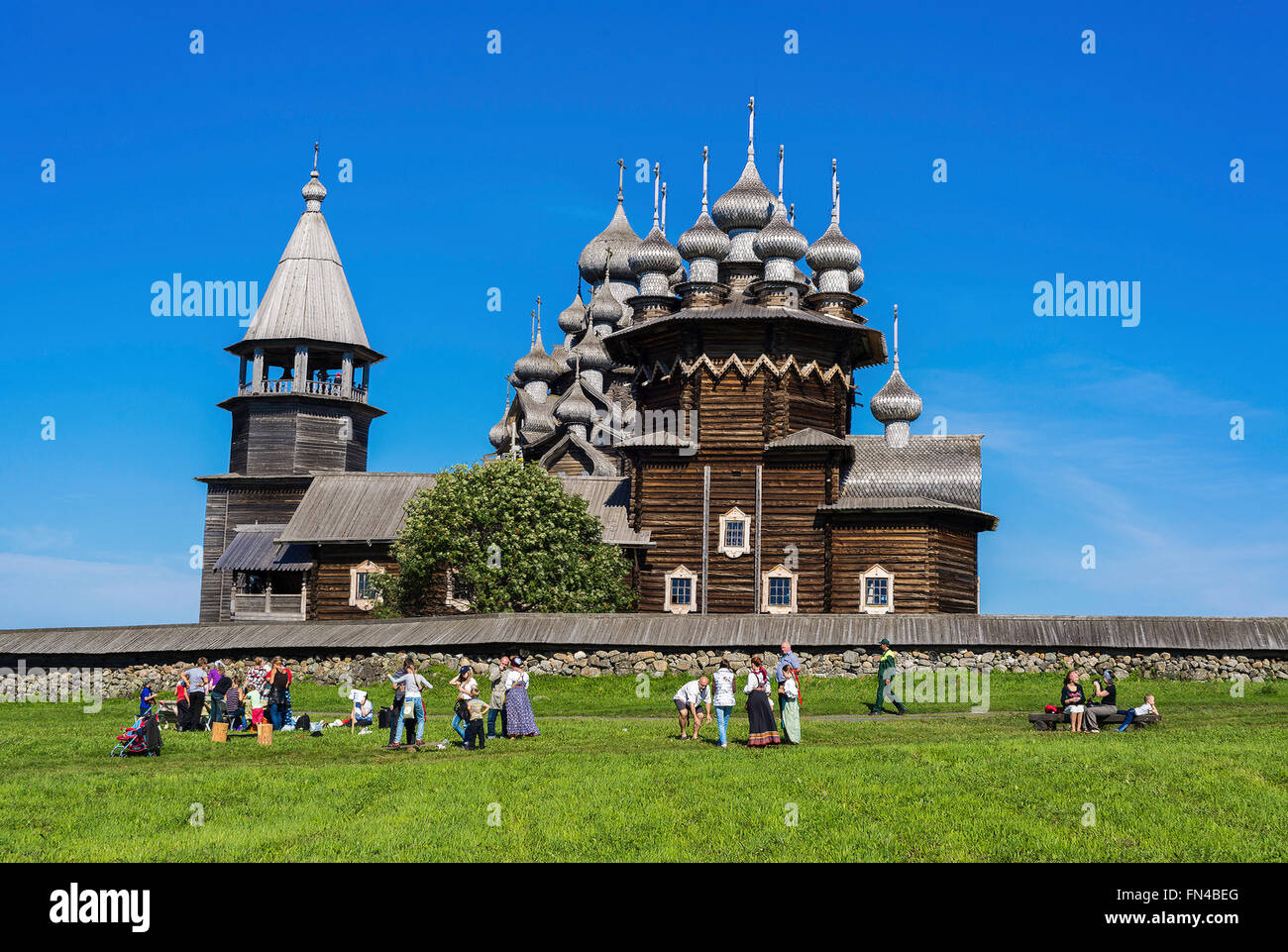 Chiese di legno su isola di Kizhi su apple fest giorno Foto Stock