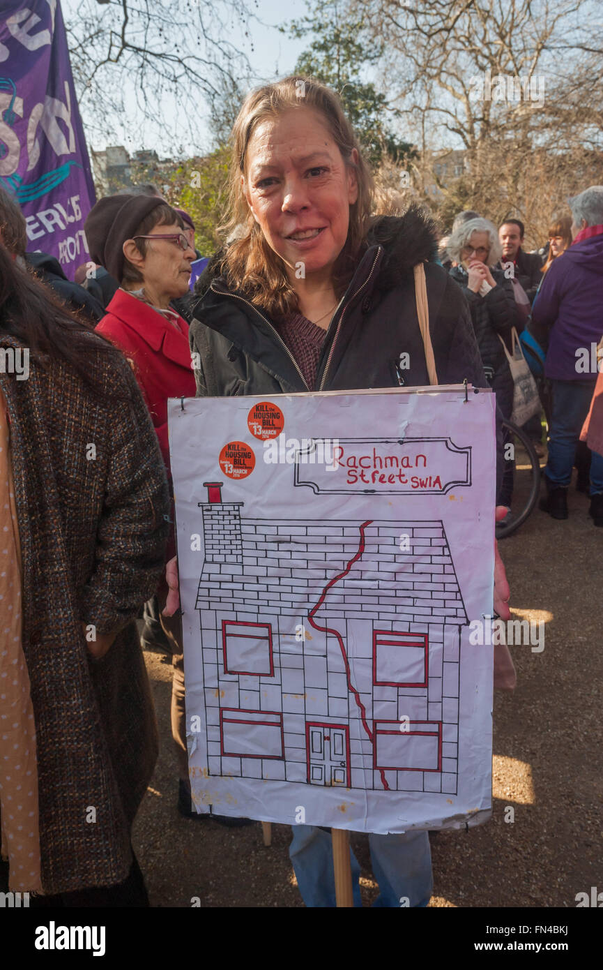 Londra, Regno Unito. 13 marzo, 2016. Migliaia prepararsi a marzo attraverso Londonagainst l'alloggiamento e la pianificazione di legge che dicono che renderà l'alloggiamento attuale crisi molto peggio, costringendo Londra consigli per vendere case e che condanna milioni di persone a una vita di insicuro e costoso noleggio privato, che beneficiano solo i proprietari, gli sviluppatori e i ricchi. Una donna che tiene un poster che mostra "Radchman Street'. Peter Marshall / Alamy Live News Foto Stock