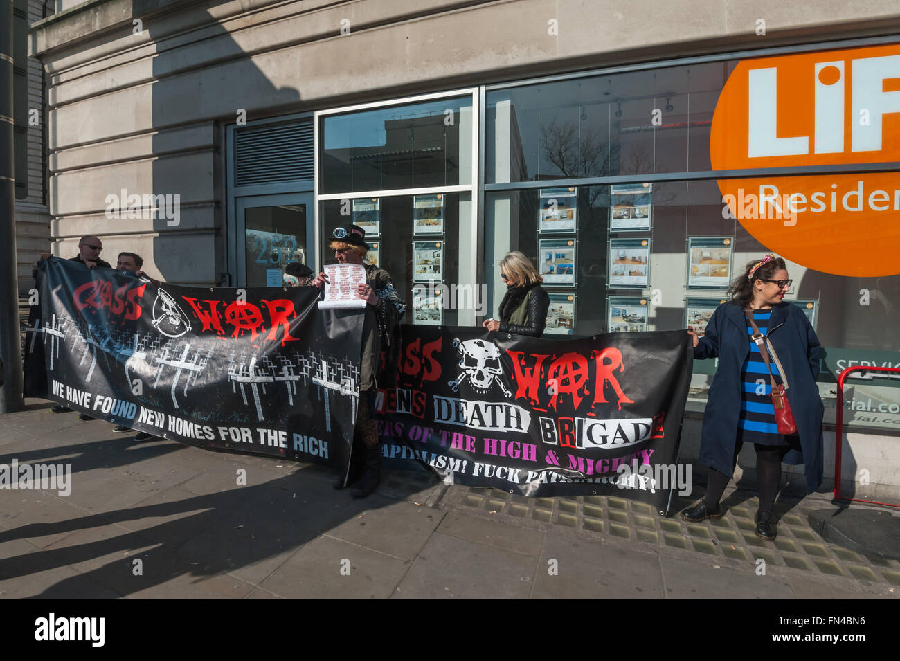 Londra, Regno Unito. 13 marzo, 2016. Class War protesta brevemente nella parte anteriore di un esate agenti su marzo contro l'alloggiamento e la pianificazione di Bill. che loro affermano di voler effettuare l'alloggiamento attuale crisi molto peggio. Dicono gli agenti immobiliari encouragedand hanno beneficiato della gentrification di Londra, costringendo fino casa prezzi e costringendo i poveri fuori Londra. Peter Marshall / Alamy Live News Foto Stock