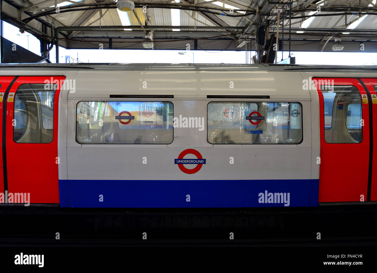 La metropolitana di Londra, Bakerloo Line, tubo treno, Queen's Park Station, London NW6 Foto Stock