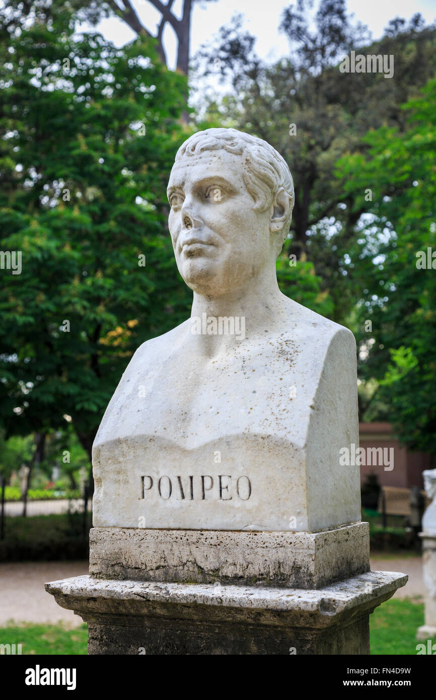 Busto di leader romano Pompeo (Gnaeus Pompeo Magno) nei giardini di Villa Borghese vicino alla scalinata di Piazza di Spagna, Roma, Italia Foto Stock