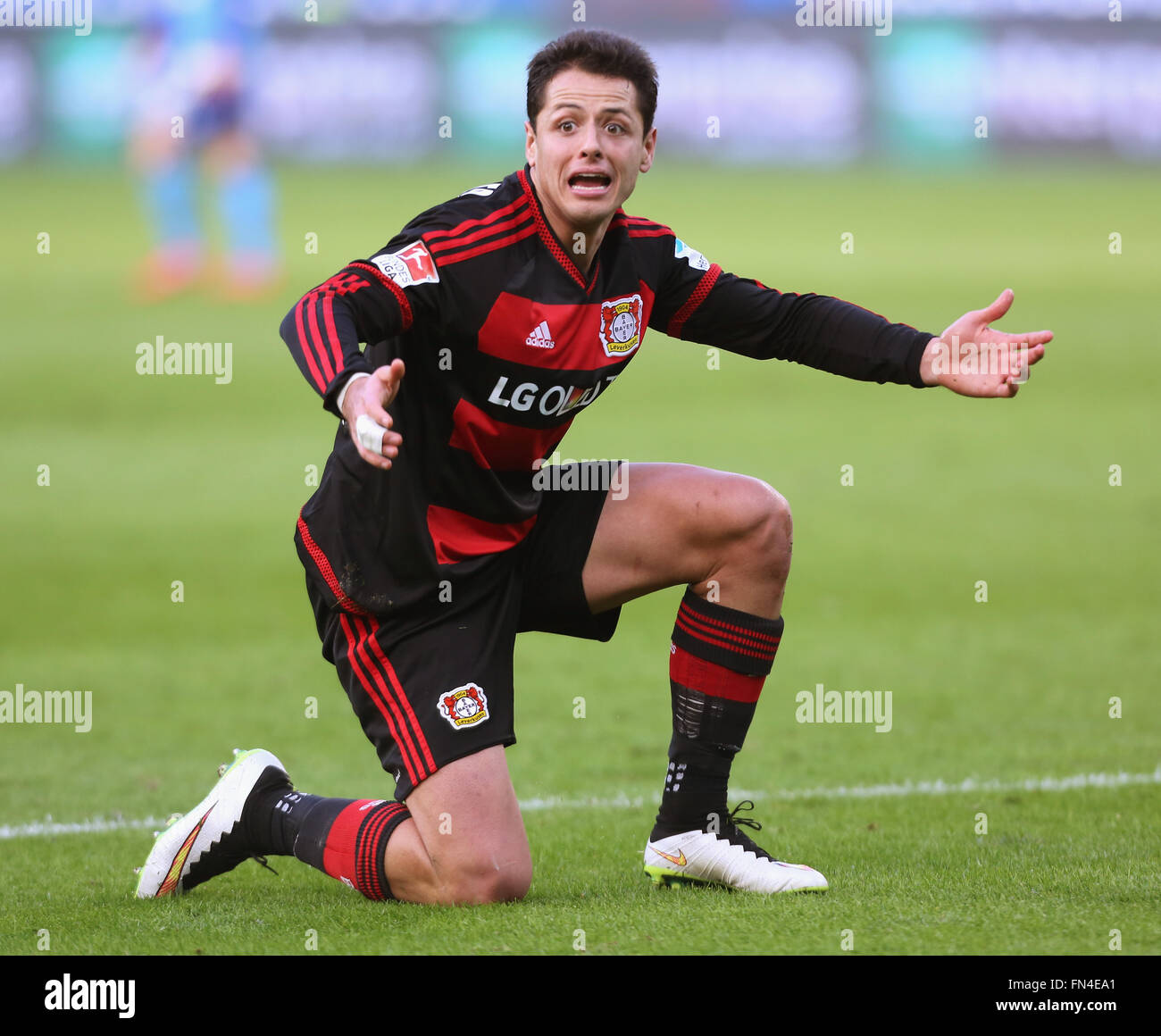 Leverkusen, Germania. 13 marzo, 2016. Il calcio Bundesliga, giornata 26, Leverkusen, Germania, 13.03.2016, Bayer 04 Leverkusen vs Hamburger SV: Chicharito (Leverkusen) gesti. Credito: Juergen schwarz/Alamy Live News Foto Stock